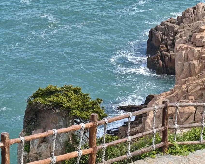 東崖絕壁礁岩被海浪拍打全景