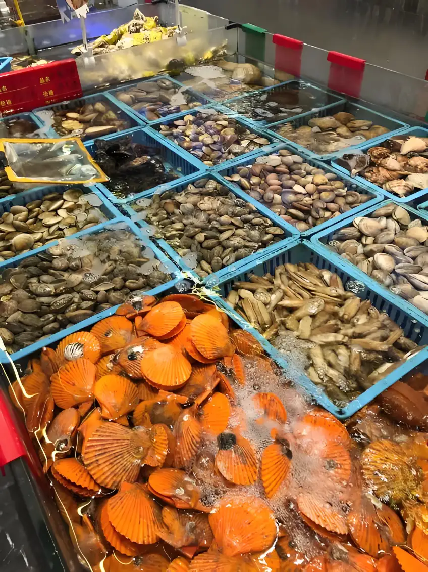藍筐冰鮮橙蟹與蝦貝攤位