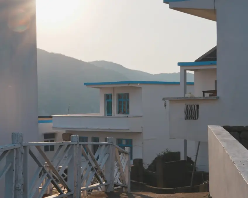 花鳥白牆建築與山海遠景