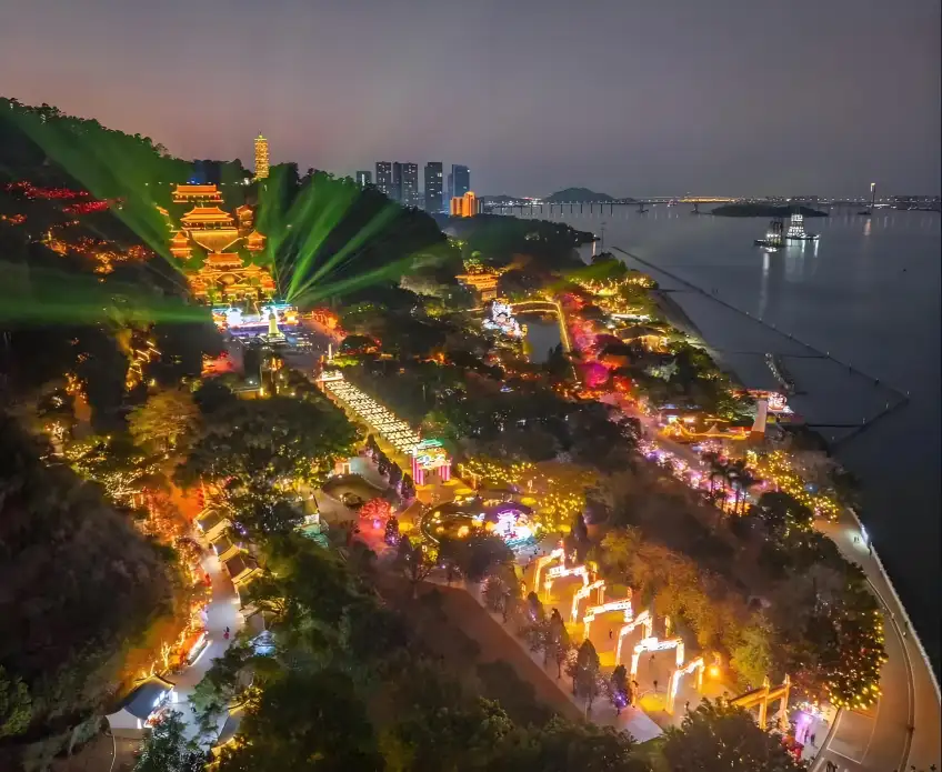 濱海夜景山坡燈帶光柱與步道