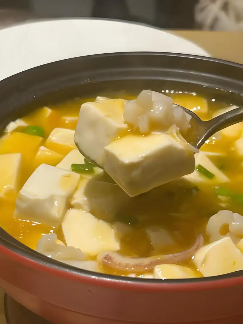 魚湯豆腐羹勺舀嫩豆腐特寫