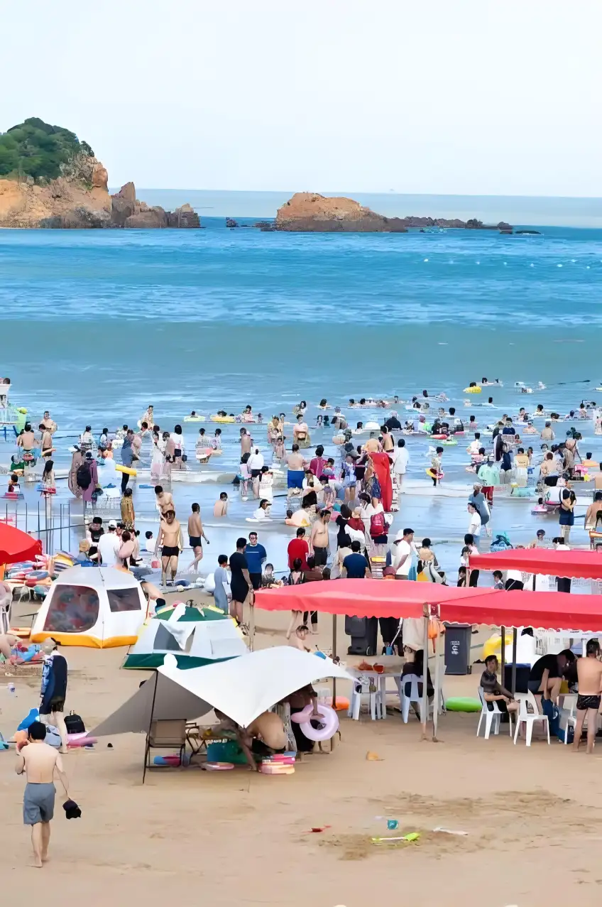 浴場遮陽棚泳圈與淺海戲水人群