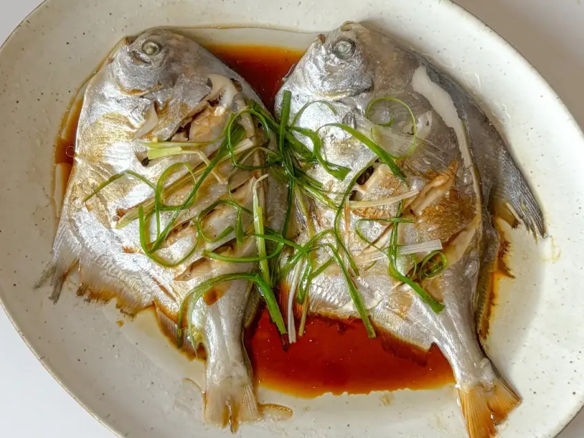 橢圓盤清蒸雙鯧魚姜蔥醬汁
