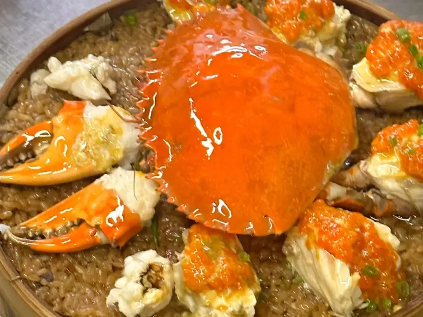 竹籠蟹塊蟹黃鋪糯米飯