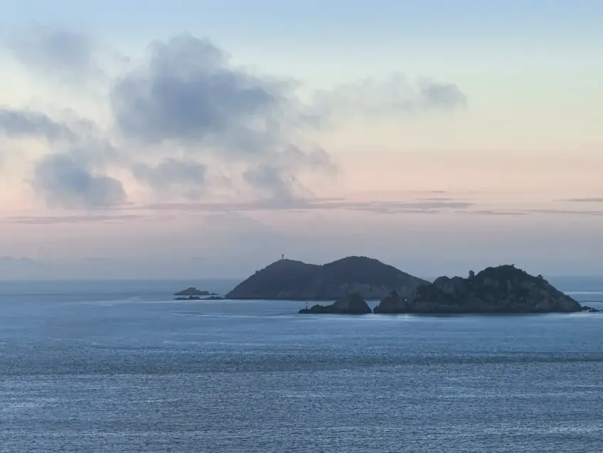 遠島剪影與暮色海面寧靜全貌
