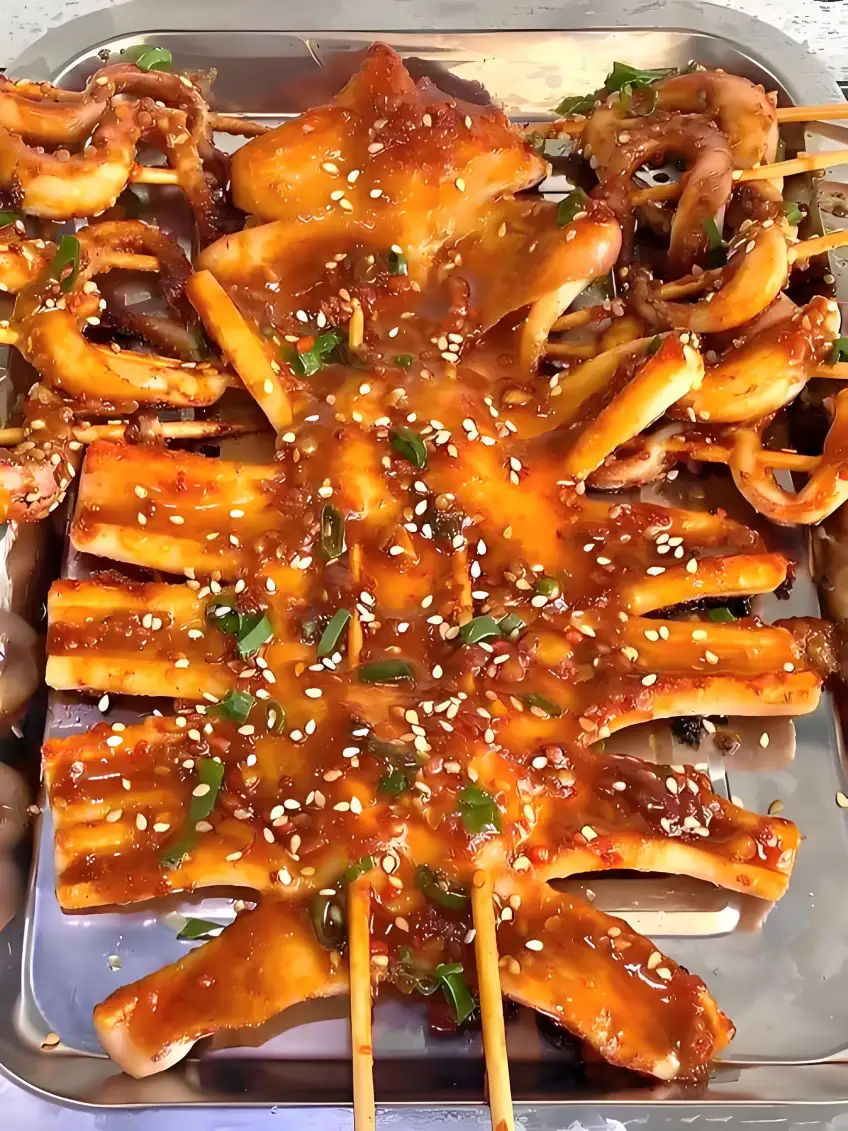 醬汁烤整隻魷魚木籤裝撒芝麻