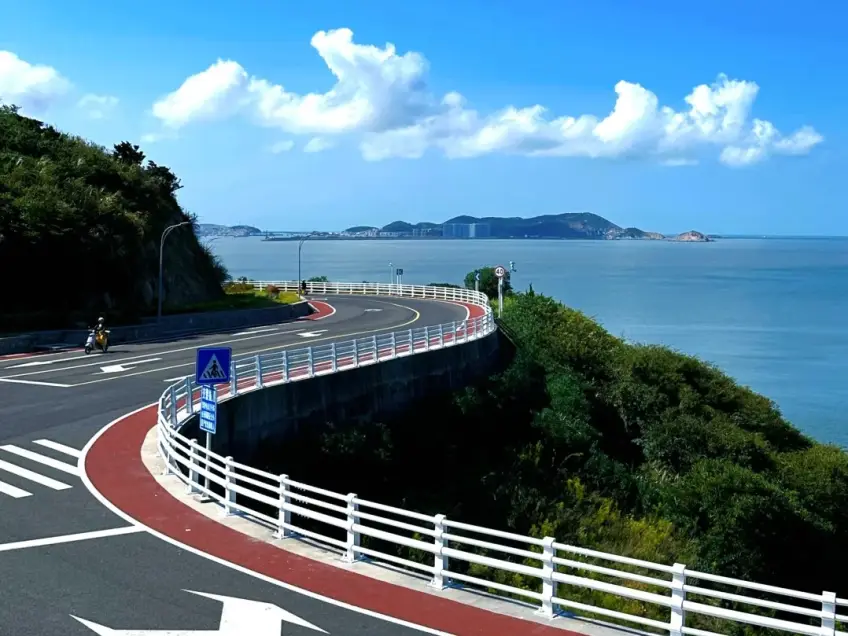 左岸公路旁漁家矮房與海岸