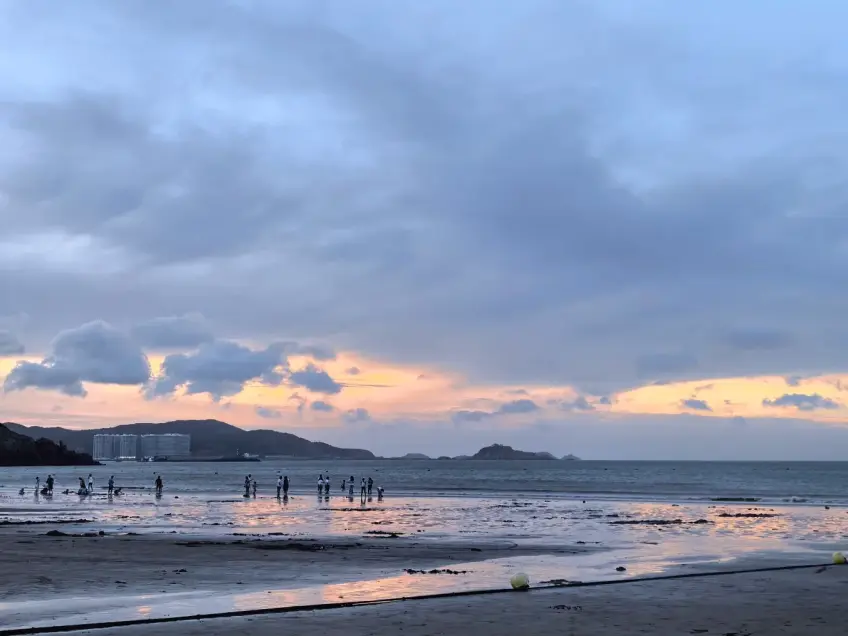 基湖沙灘金色細沙與拍岸浪花