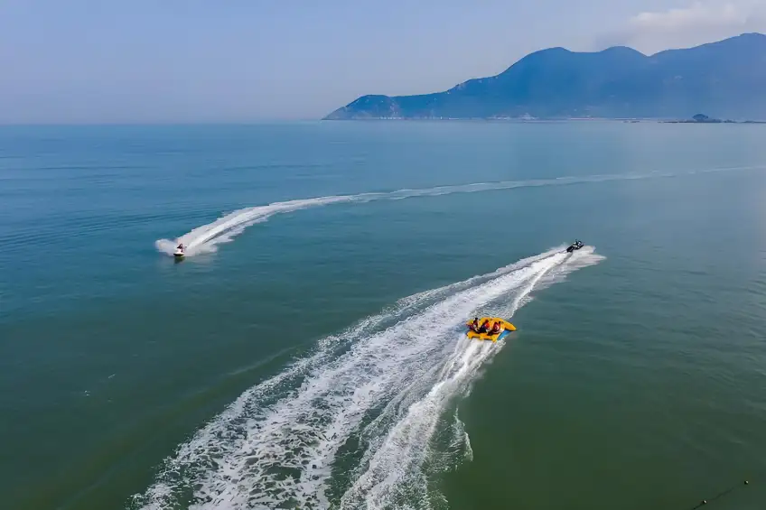 海面摩托艇拖香蕉船白色浪跡