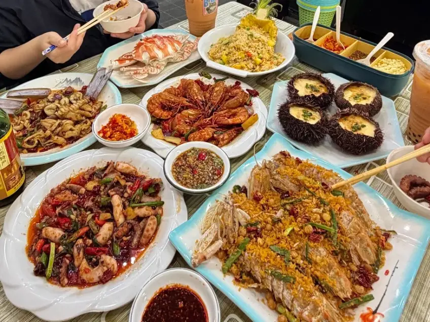 皮皮蝦海膽蝦蟹與菠蘿飯同桌