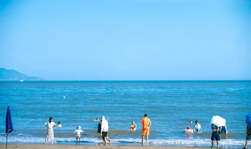 南長塗沙灘遊人淺灘踩水戲浪