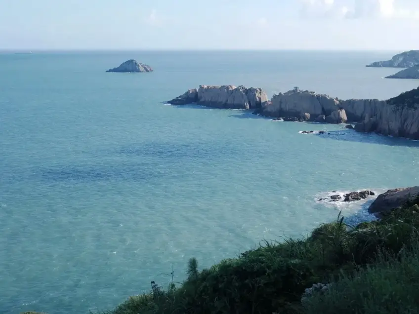 高處俯看礁岩半島與碧藍海面