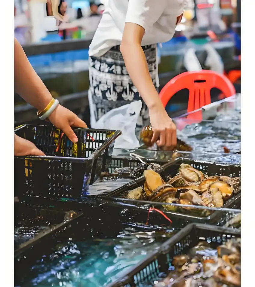 海鮮市場伸手挑揀活蟹貨