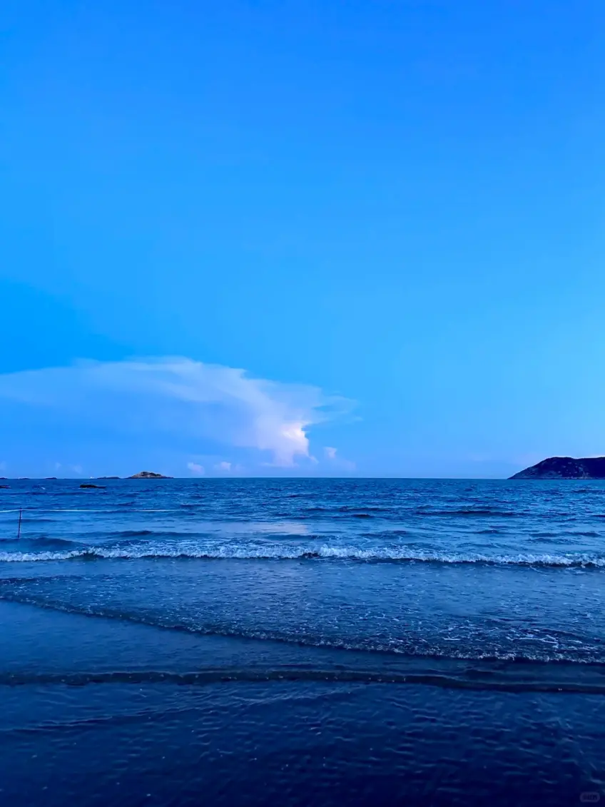 藍調暮色浪線溼沙與遠島剪影