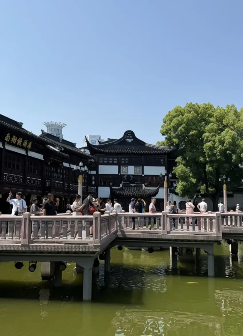 九曲桥游人远望湖心亭匾额