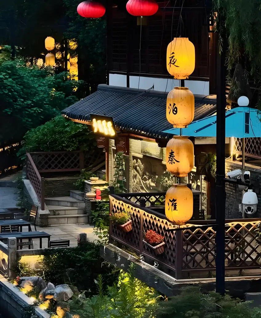 秦淮河畔夜泊燈籠庭院豎圖