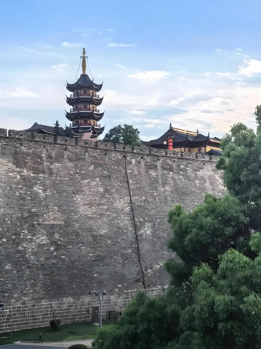灰磚城牆外仰拍寺簷紅燈