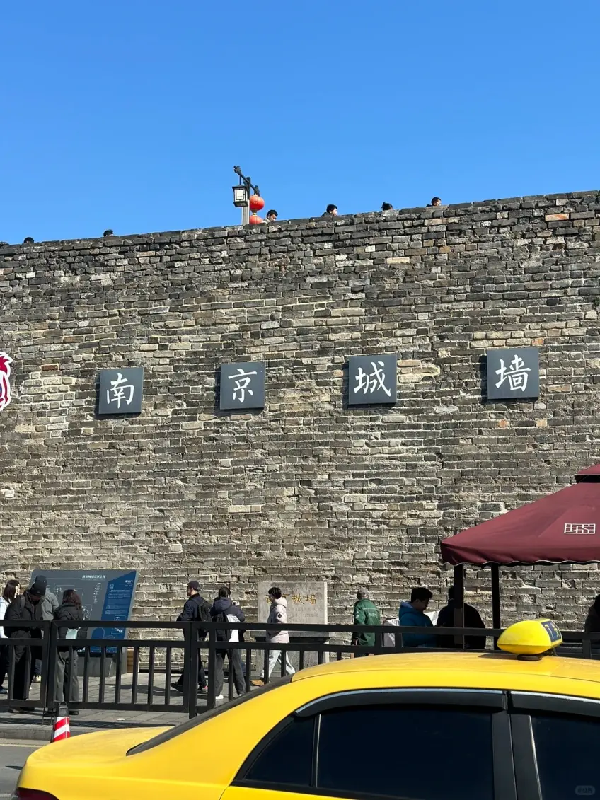 南京城牆外側街景與計程車豎圖