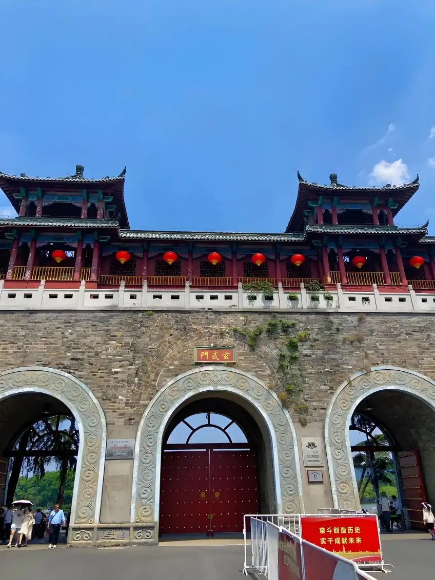 南京玄武門三拱城門豎圖