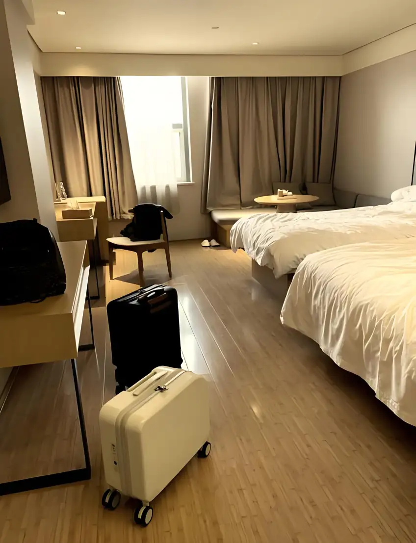 南京酒店雙床客房行李豎圖