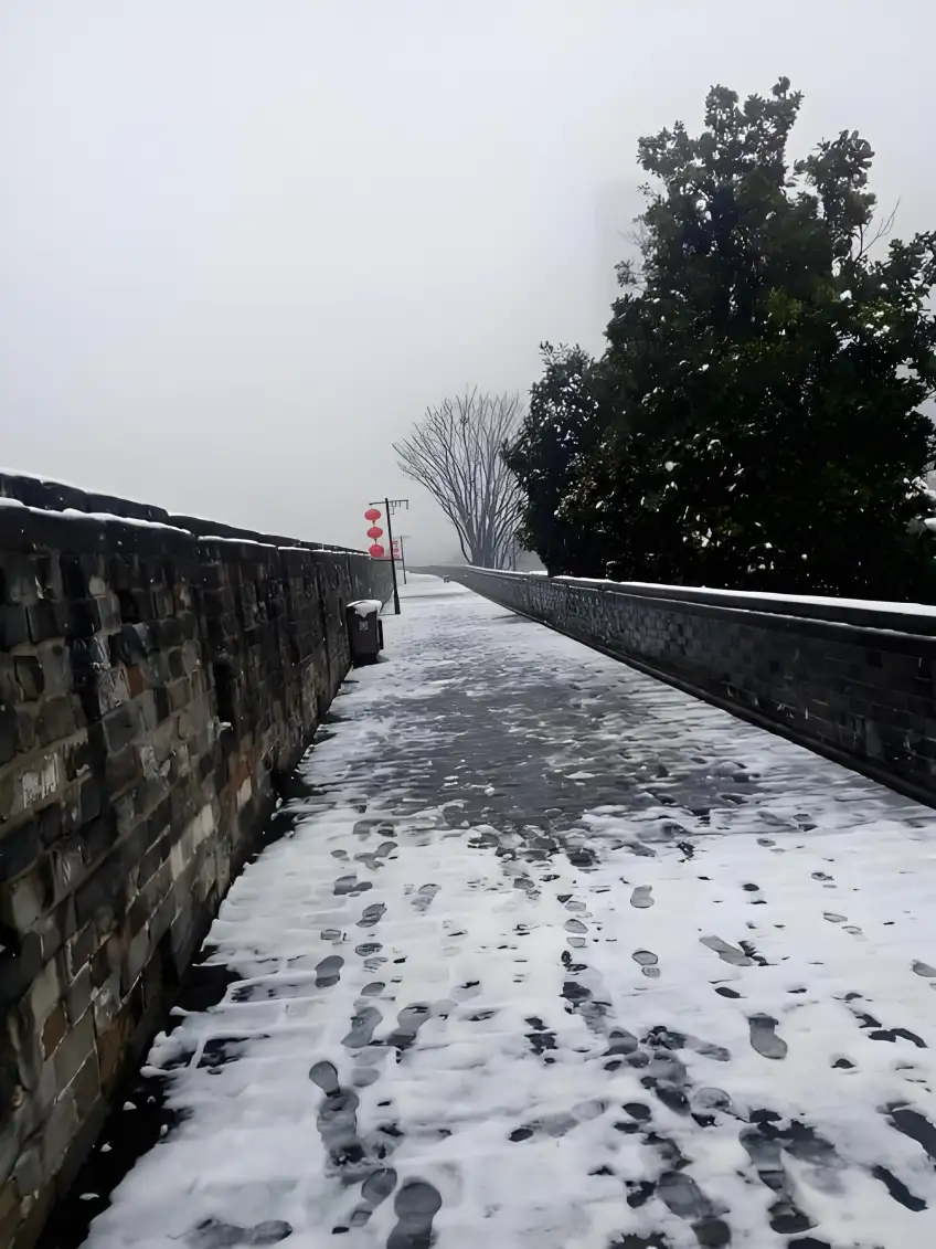 冬日城牆步道清冷氛圍豎構圖
