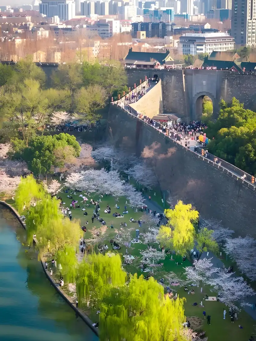 春日城牆磚砌步道與遊人遠景