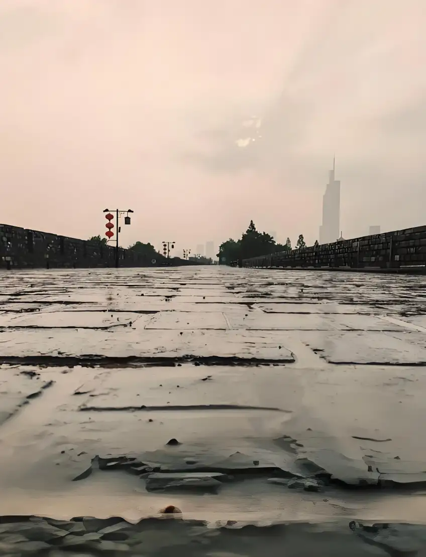 雨後城牆青磚溼潤近景