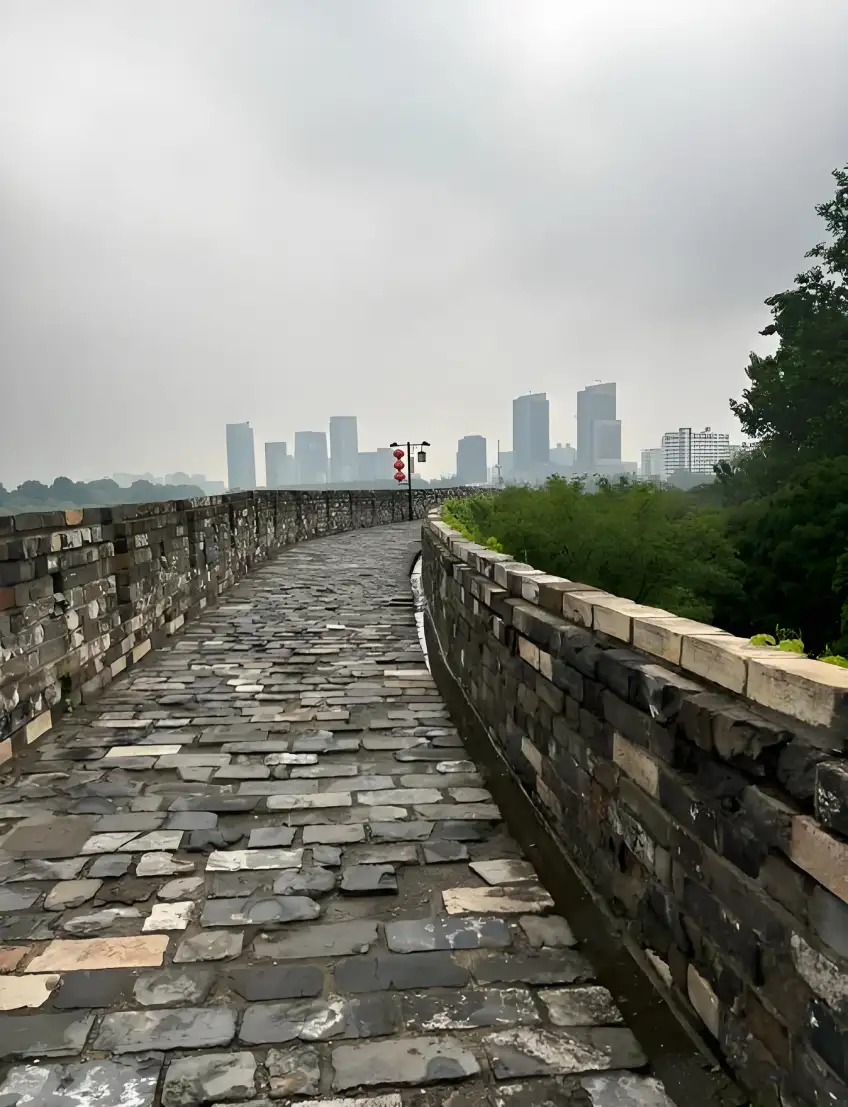 城牆頂步道與遠處高樓