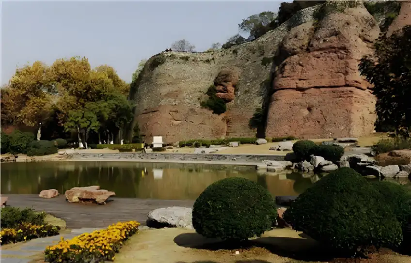 鬼臉城巖壁水岸與黃花圃