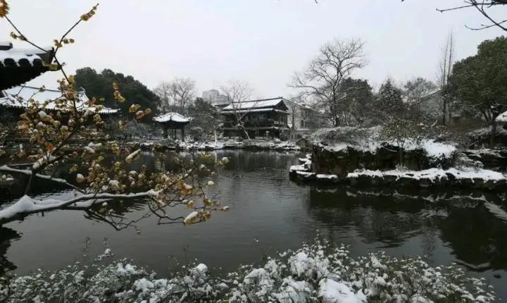沈園雪後亭臺黑瓦與積雪