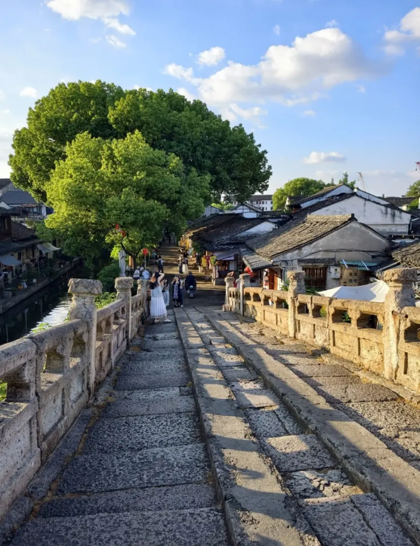 站在八字橋上俯瞰兩岸民居與彎彎河道