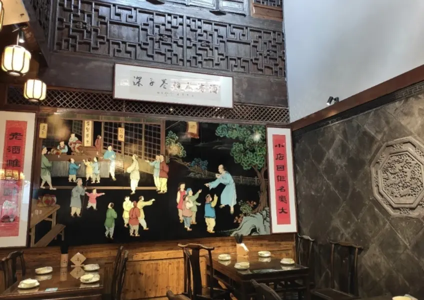 木桌宮燈與壁畫堂食環境