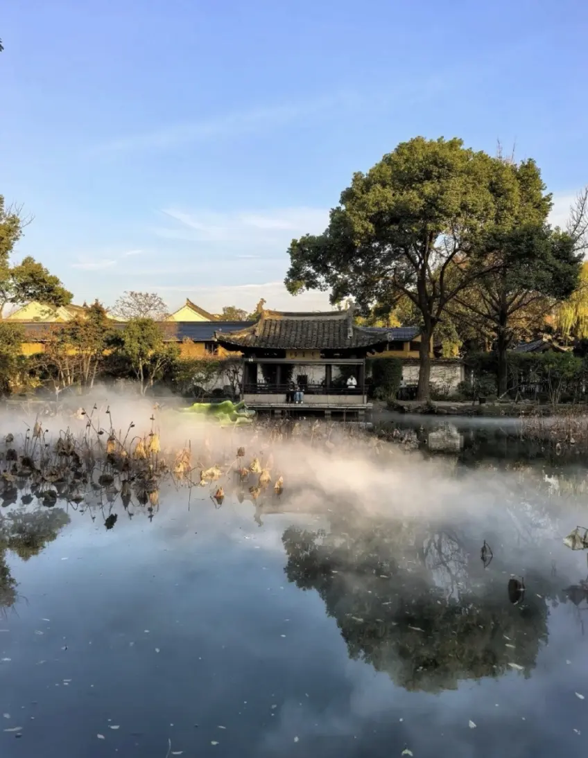沈園池塘霧氣與臨水亭影