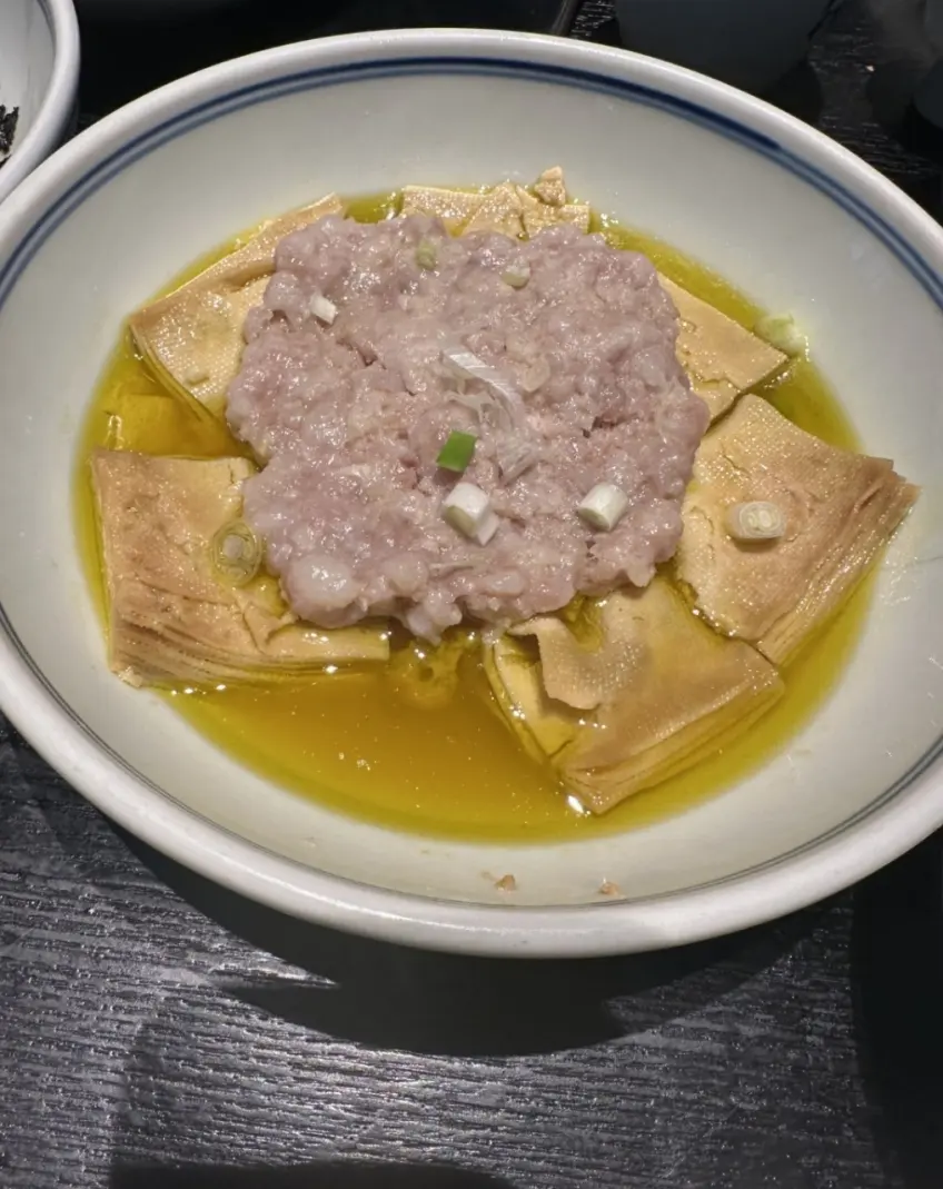 千張片上鋪肉末與蔥花