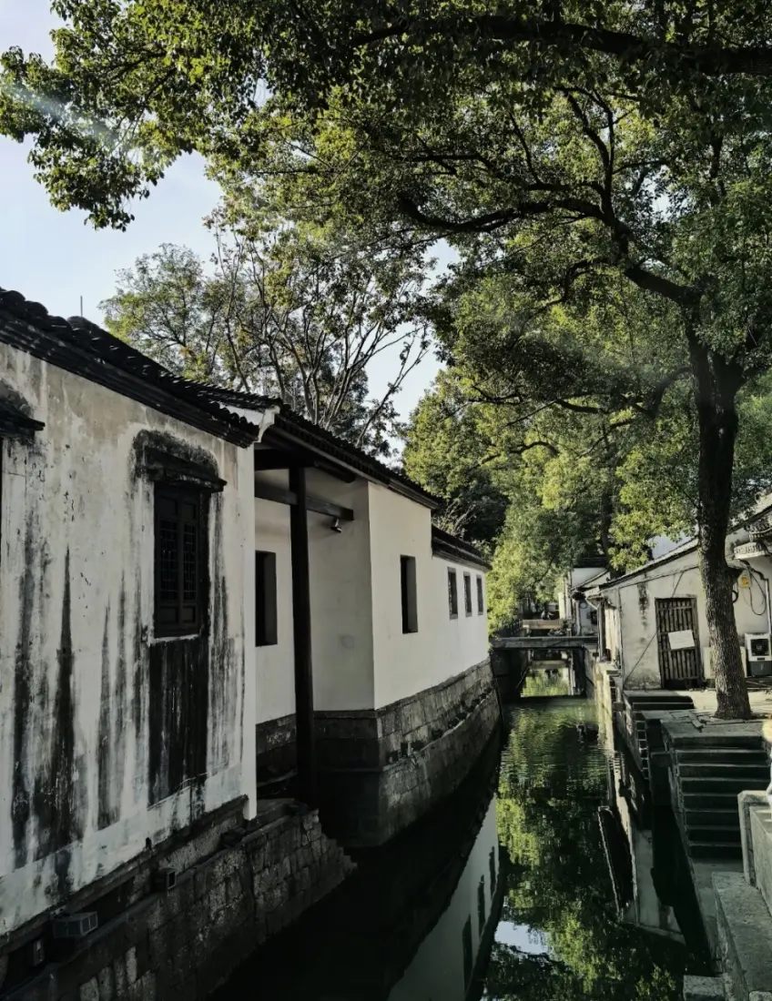 魯迅故里周邊水巷白牆倒影與石橋