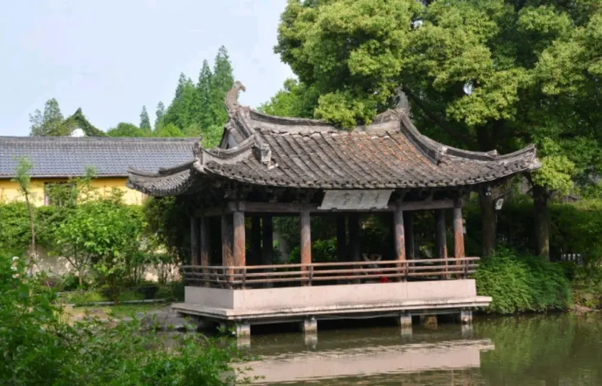 沈園南苑水上亭榭與池塘倒影