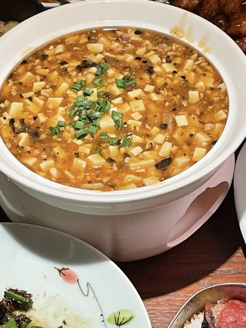 白瓷碗肉末豆腐澆橙汁
