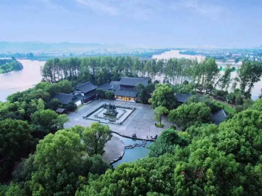 柯巖鑑湖畔傳統建築群航拍景色