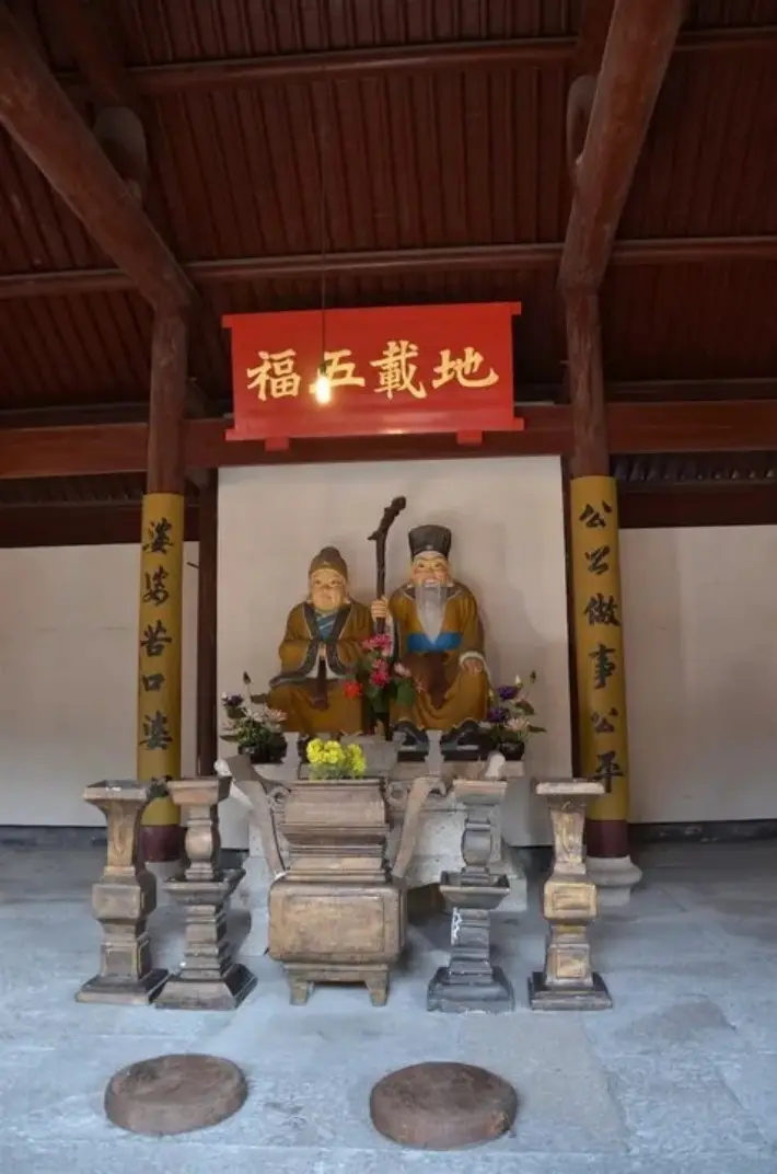 豎向示意：土地廟雙神像與香爐