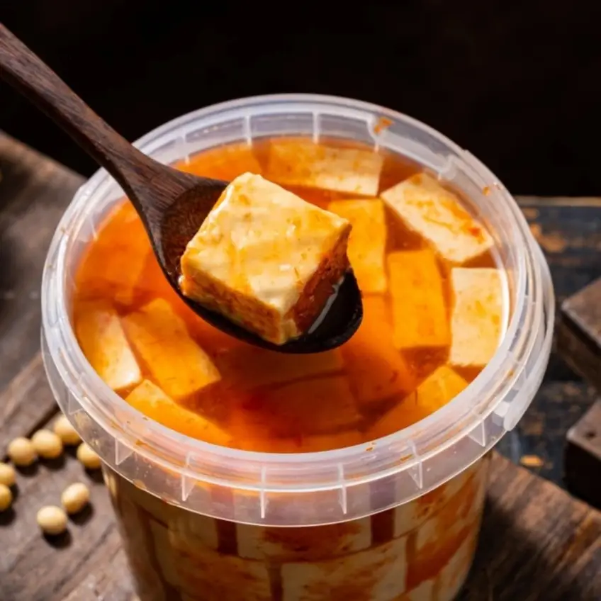 木勺舀起黴豆腐特寫