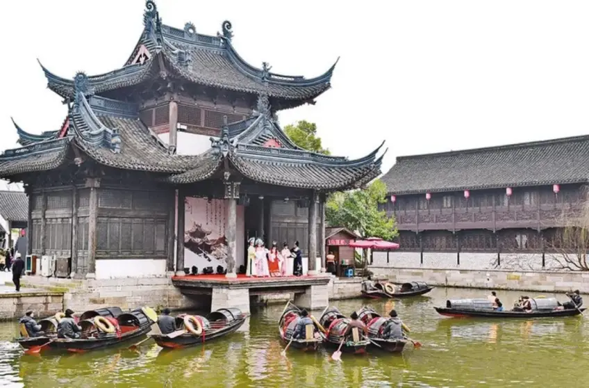 魯鎮戲臺飛簷與懸掛紅燈籠