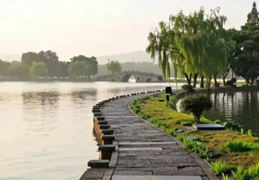 柯巖周邊湖邊石板路拱橋與柳樹