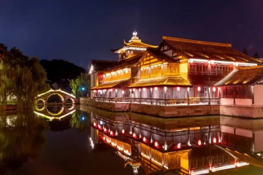 柯巖夜景：金光建築與拱橋倒影