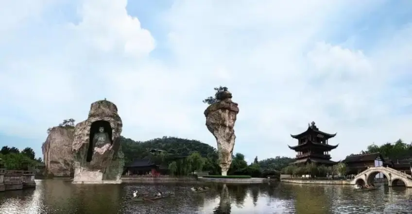 柯巖湖面：雲骨石、石佛與烏篷船