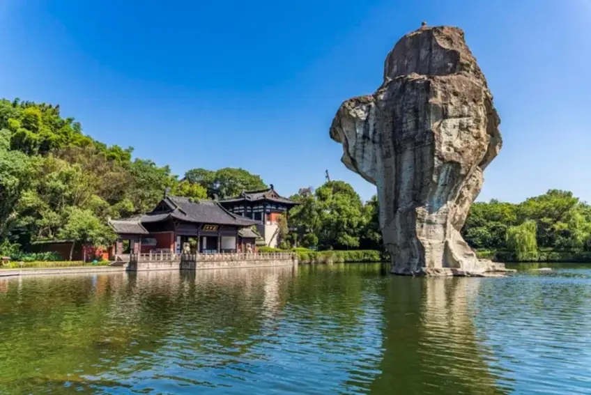柯巖雲骨石柱與水邊亭臺全景