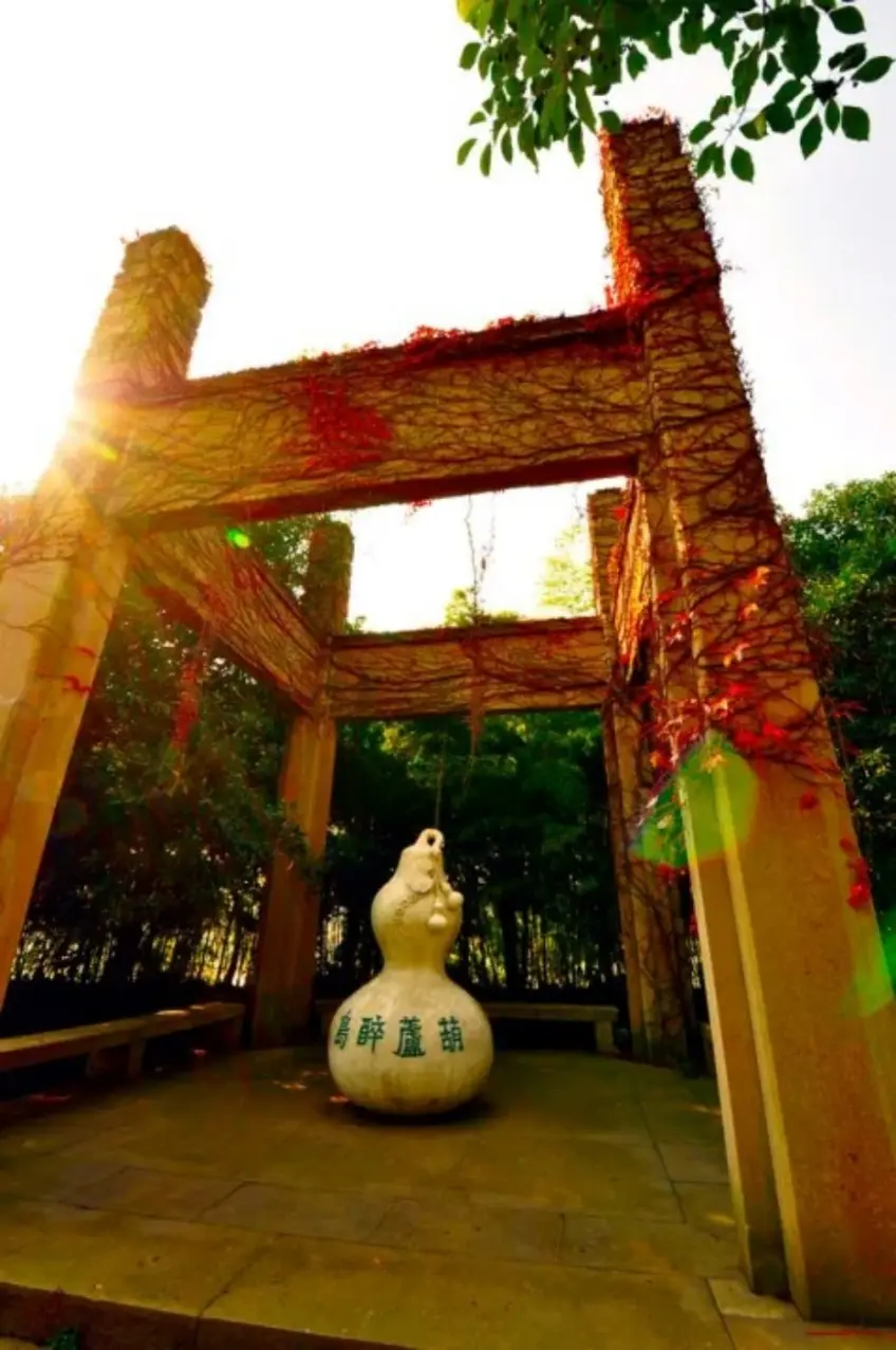 葫蘆醉島石亭內白葫蘆雕塑