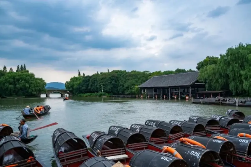 紹興鑑湖碼頭黑色烏篷船與石橋