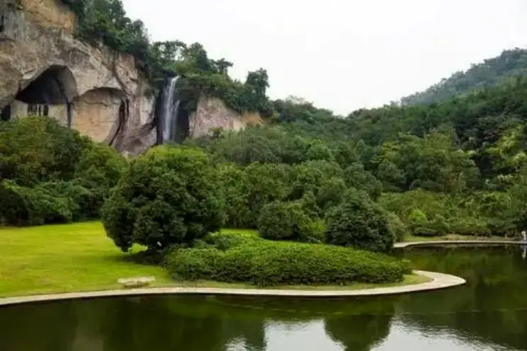 柯巖峭壁瀑布與湖邊步道