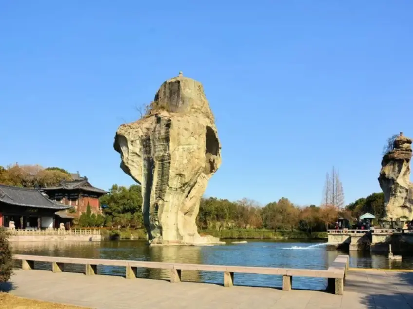 柯巖雲骨石湖畔晴天全景