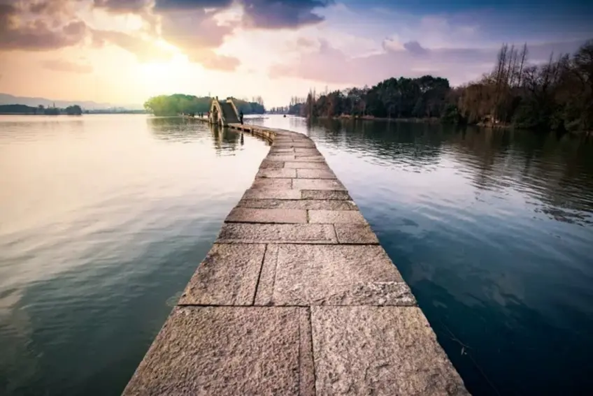 鑑湖古纖道青石板與夕陽倒影